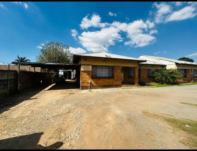 15 BEDROOM HOUSE FOR SALE IN KEMPTON PARK EXT 02